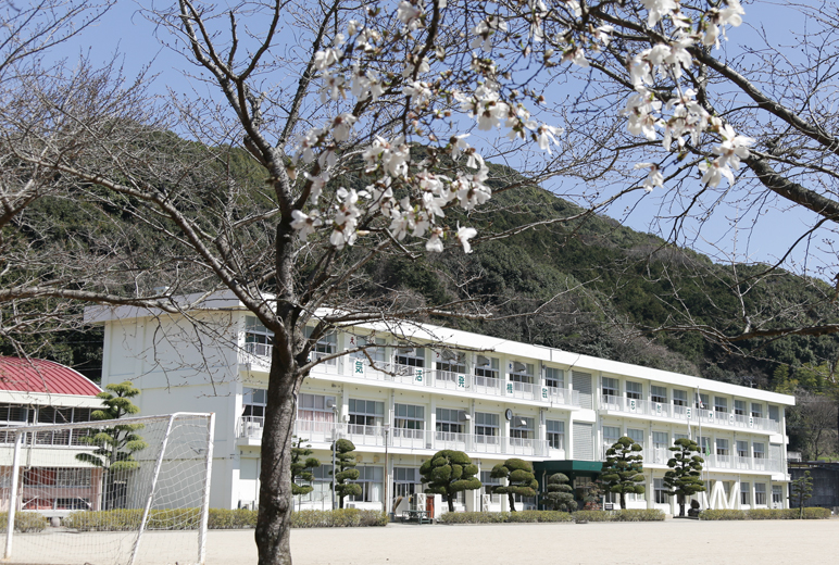 写真:川棚町立石木小学校外観