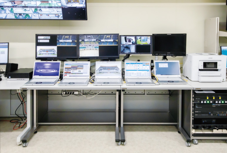 写真:ノートパソコン5台が並ぶ日本武道館の施設課