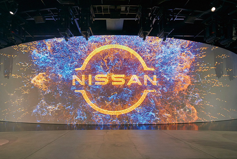 写真:日産のロゴマークが映し出されるコンセプトムービー