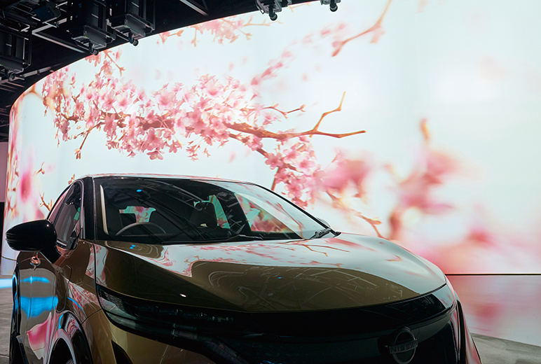 写真:車体に映像が映りこむ