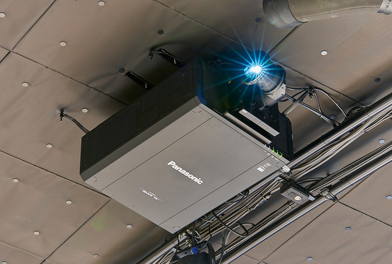 写真:壁面投写用の4KプロジェクターPT-RQ22KJ
