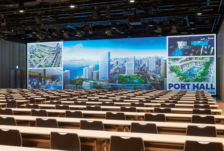 写真：ポートホールの巨大スクリーン