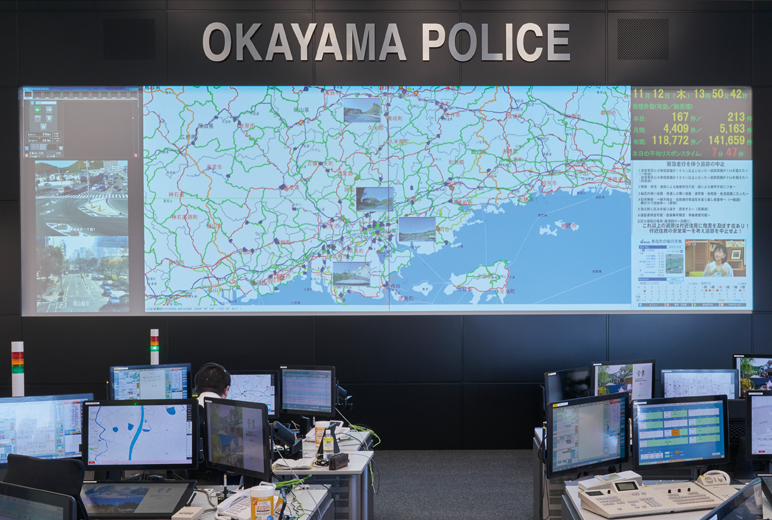 写真:超高解像度200インチ×横2面の映像表示