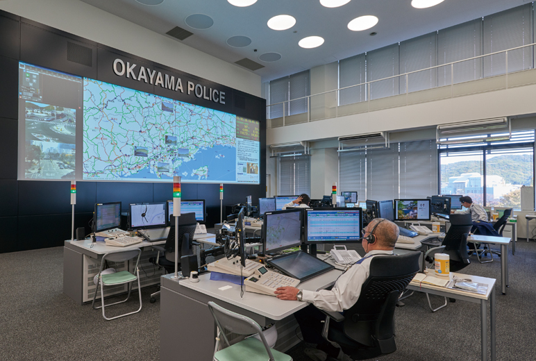 写真:岡山県警の大型画面