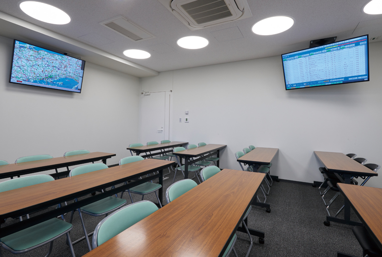 写真:多目的ルームに設置されたTH-55SQ1J