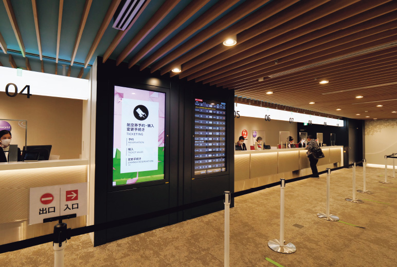 写真:航空券予約・変更カウンターのサイネージ