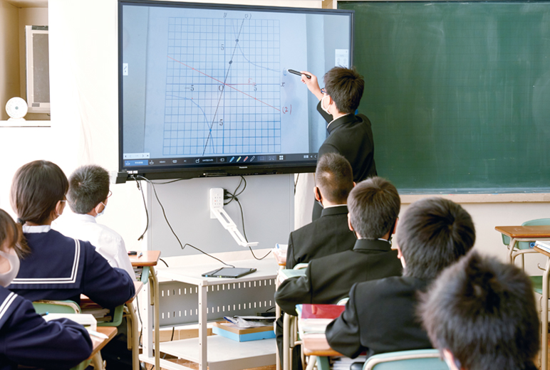 写真:電子黒板にタッチペンで書き込む