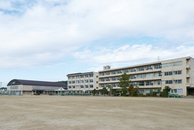 写真:金光中学校外観