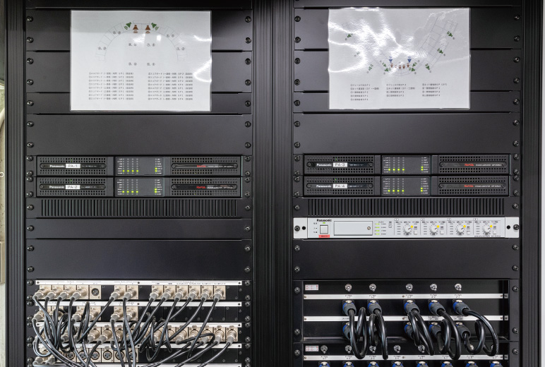 写真：調整室内のラック