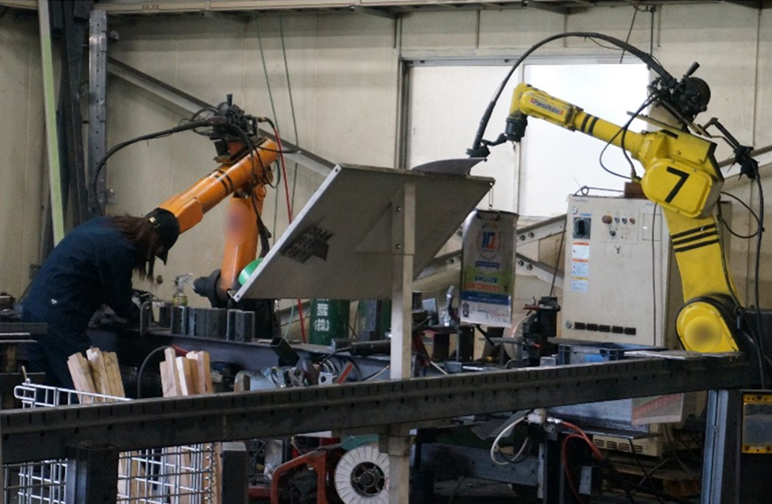 写真:社長自らカラーリングを施したロボット