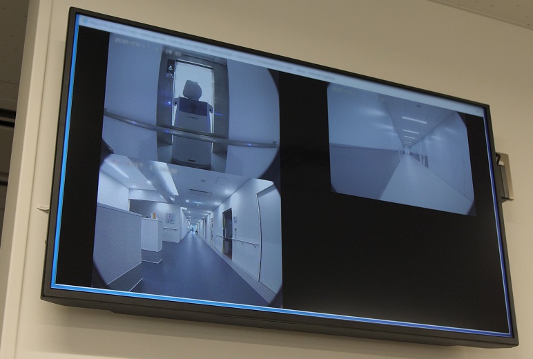 写真:走行中の映像はHOSPI前方に設置された監視カメラで