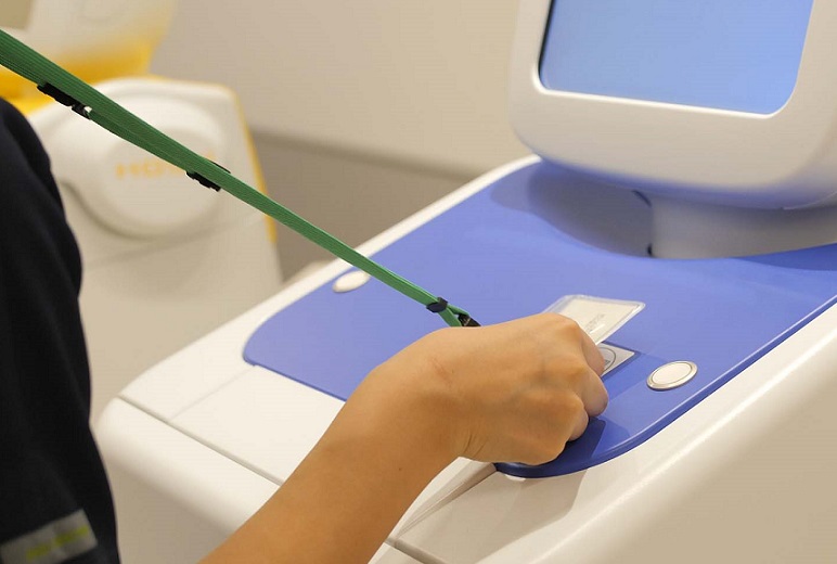 写真:取り出す際はICカード認証で