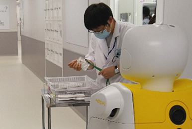 写真:定期巡回・呼出し機能で薬剤・検体を搬送