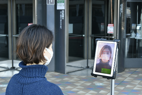 写真:顔認証入場