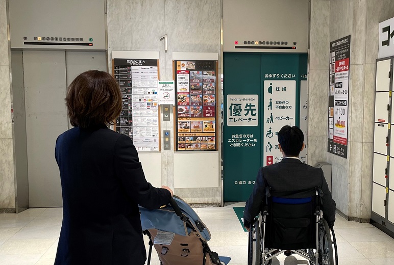 写真:1階エレベーターホール
