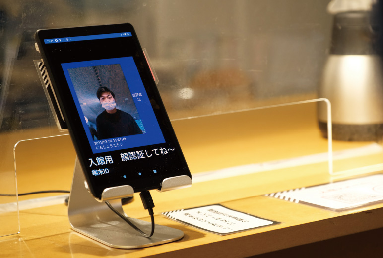 写真:スピーディな認証が可能な入場用の顔認証端末