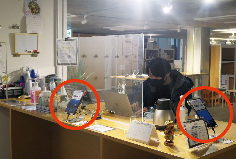 写真:受付に置かれた顔認証端末