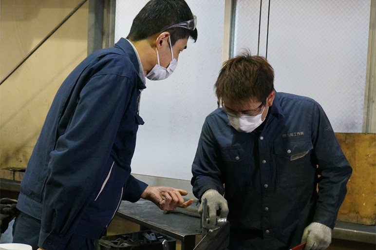 写真:溶接品質のチェック作業