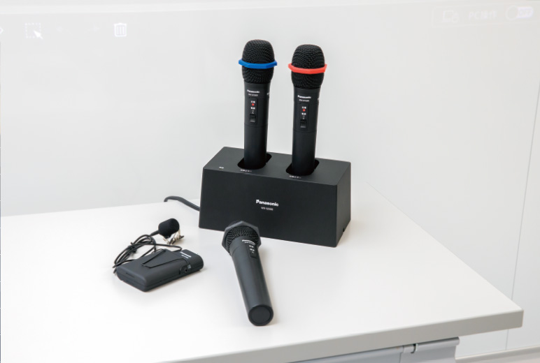 写真:ハンドヘルド型マイクとタイピン型マイク
