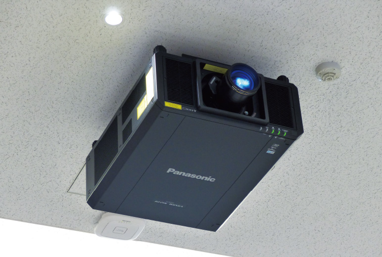 写真:大講義室の天井に設置された3チップDLP®レーザープロジェクターPT-RZ21KJ