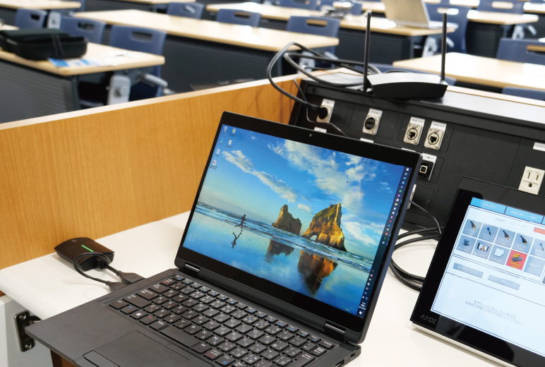 写真:実習室に導入されたワイヤレスプレゼンテーションシステムPressIT