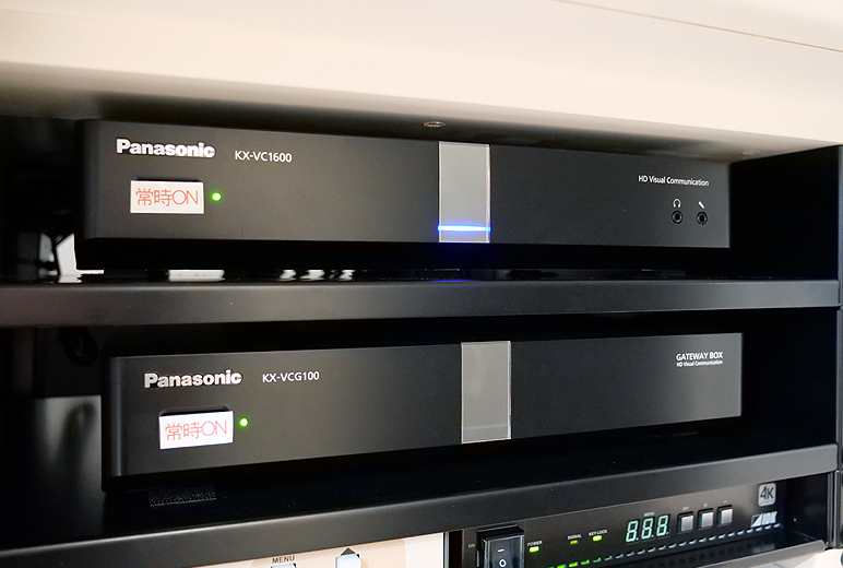 写真:KX-VC1600JとKX-VCG100J