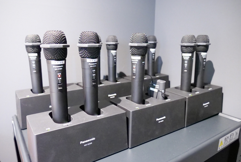 写真:1.9 GHz帯デジタルワイヤレスマイクシステム