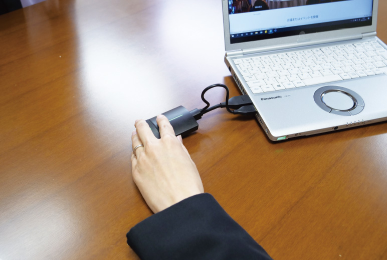 写真:PCのHDMI端子にPressITの送信機を接続