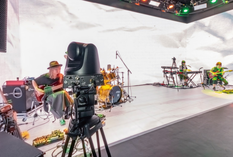 写真:バーチャルタレントの3DCGを合成する前のスタジオ演奏を撮影するAW-UE100K。