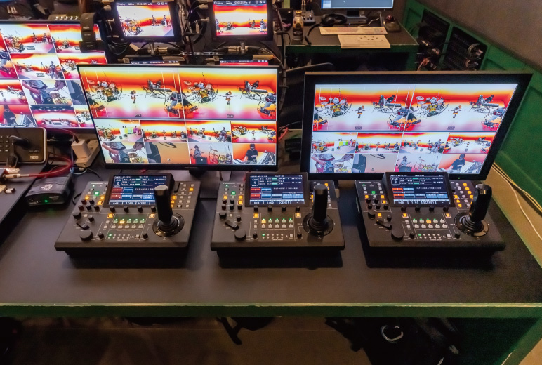 写真:3台のAW-RP150GJでスタジオに設置された4台のカメラを操作