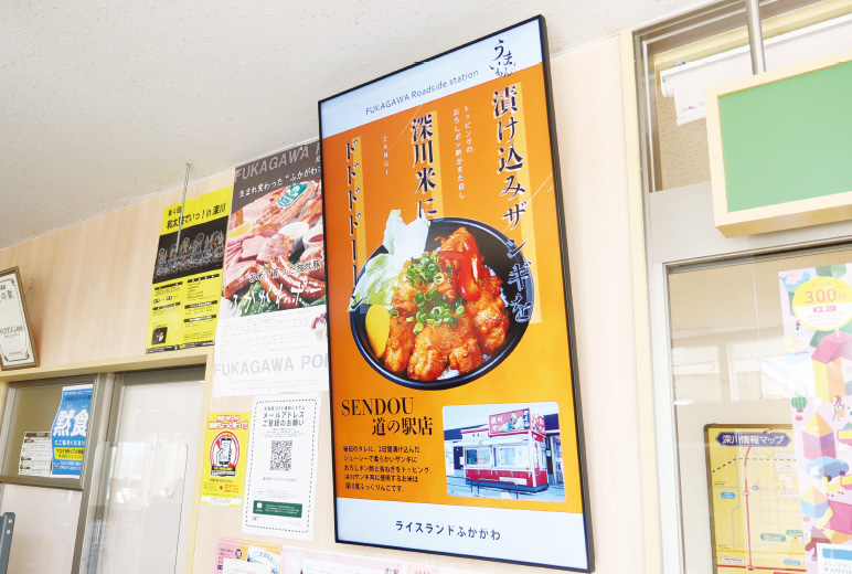 写真:デジタルサイネージ(55型)