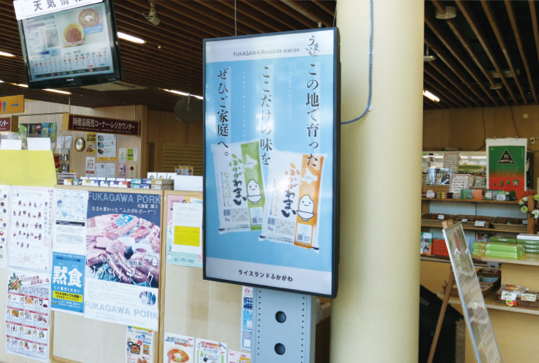 写真:デジタルサイネージ(55型)