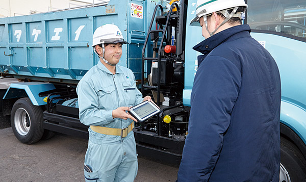 写真:FZ-B2で電子マニフェストを入力した後、お客様に確認