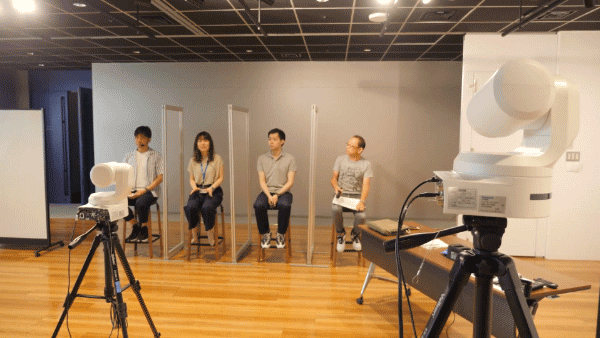 写真:顔のアップや全身の映像を切り替えながら、臨場感の高い演出を実現