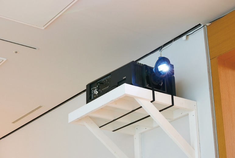 写真:PT-RQ22KJ+超短焦点レンズ