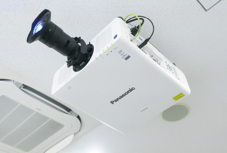 写真:レーザープロジェクターPT-RCQ10