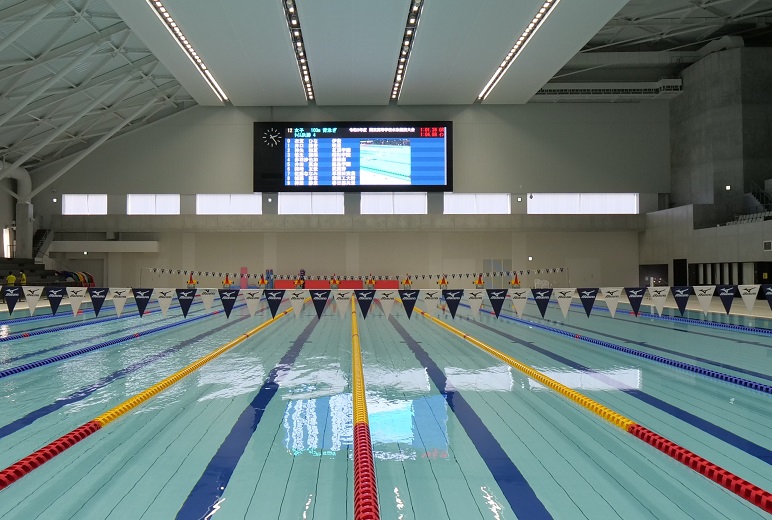 写真：大型ワイドLED表示装置