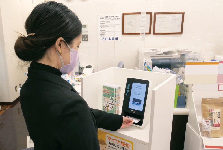 写真:受付の前の専用台に設置された顔認証付きカードリーダー