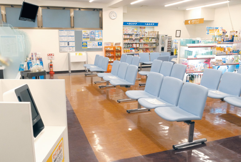 写真:広い待合スペースが確保された駿河台薬局