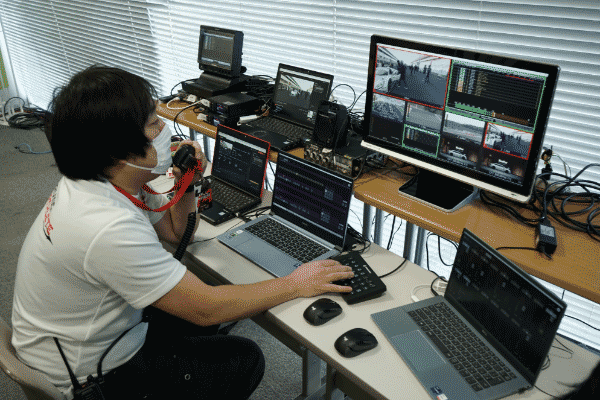 写真:パソコンとネットワーク環境のみで省スペース・かつ1人でオペレーションが可能