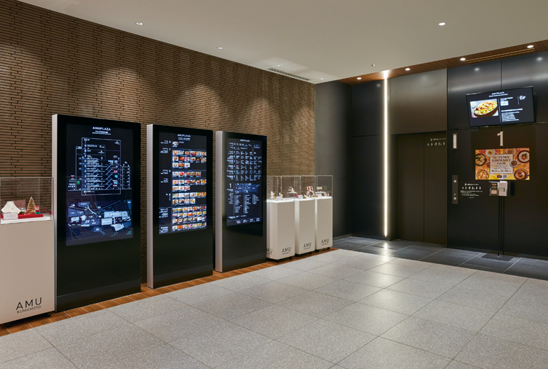 写真：館内の案内板やフロアマップも液晶ディスプレイにて新設された