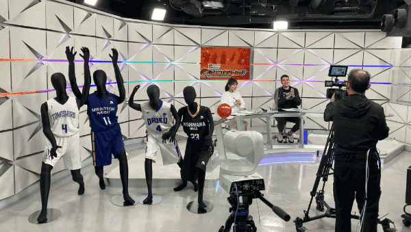 写真:宜野座から撮影スタジオに設置したリモートカメラを遠隔操作
