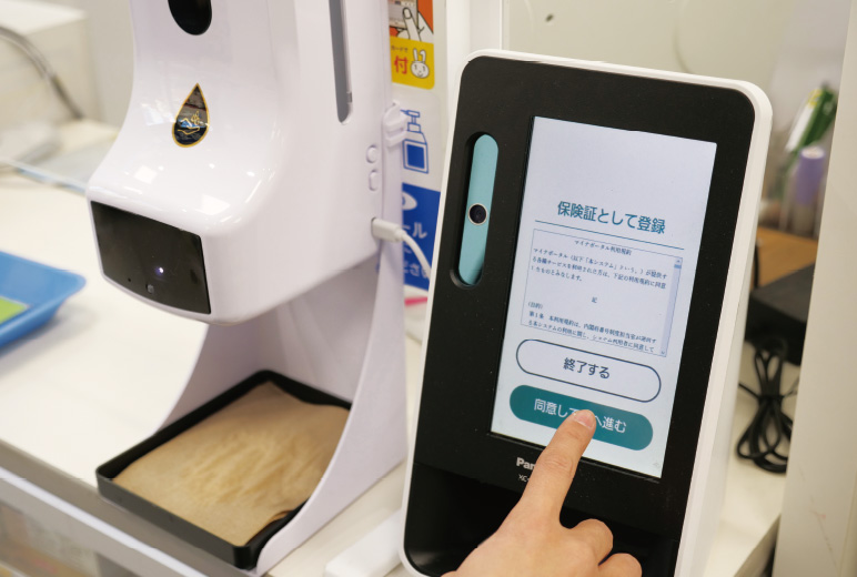 写真:タッチパネルの直感的な操作でスピーディーな認証を支援
