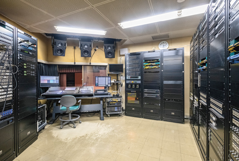 写真:大ホールの音響調整室の様子