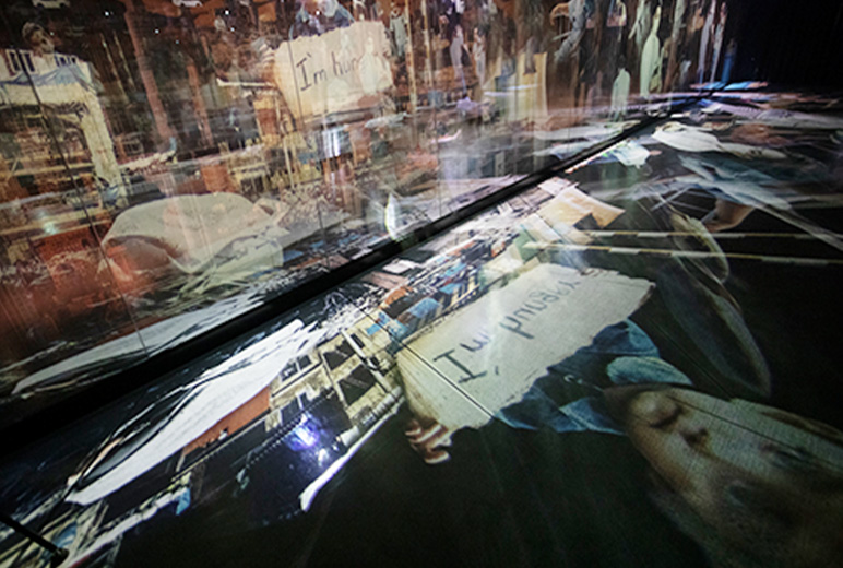 写真:世界を取り巻く課題を視覚的に表現するシーン4のプロジェクションマッピング。