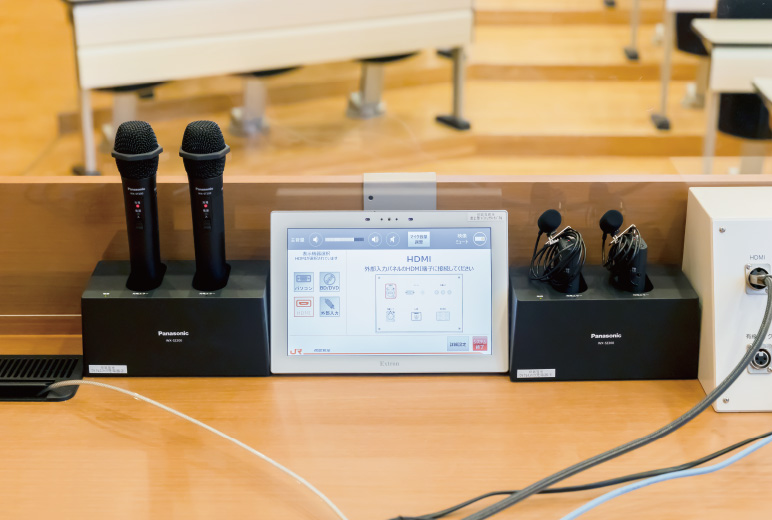 写真:1.9 GHz帯デジタルワイヤレスマイクシステム とワンタッチコントロールパネル