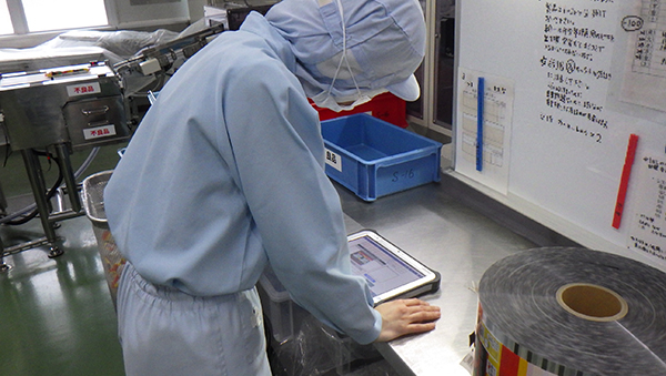 写真：工場内や作業スペースにいながらでも、データベースへのアクセスや入力作業が可能