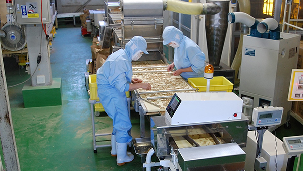 写真：粒子の細かな食材を扱う工場内の様子