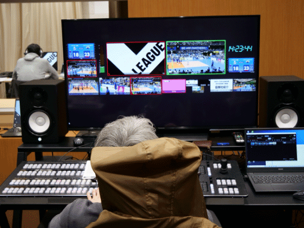 写真:スイッチングや実況・解説は会場から離れたリモートスタジオにて