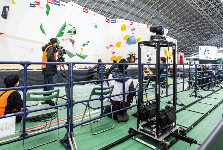 写真:電動ドリーに設置されたAW-UE150K